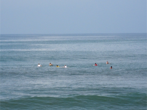 浮かぶサーファーたち