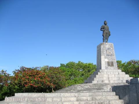 ングラライさんの銅像