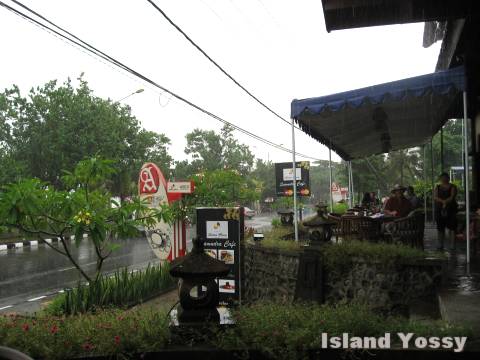 グランド･イスタナ･ラマで雨宿り