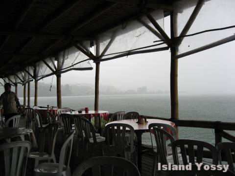 ブラタン湖 Lake Beratan のレストラン 大スコール