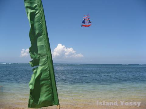 サヌールのビーチ 空中に浮かぶ船は凧