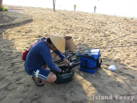 釣り道具の準備に余念のない友人