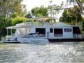 Boats and Bedzzz Houseboat Stays ホテル詳細