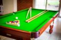 Fun Home in Cloverdale- AIRPORT/NETFLIX/POOLTABLE ホテル詳細