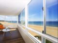 Spectacular Apartment on Collaroy Beach - COLRY ホテル詳細