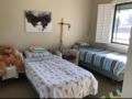 Twin beds bedroom with fan&heater(ROOM ONLY) ホテル詳細