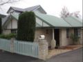 Twin Pines Cottage on Lansdowne ホテル詳細