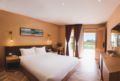 Big bed room with lake view ホテル詳細