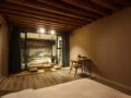 Independent courtyard with balcony and big bed by ホテル詳細