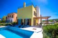 Holiday house with pool, Vila Yellow ホテル詳細