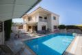 Villa Alicia, Stunning 4 Bedroom Seafront Villa ホテル詳細