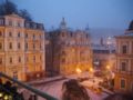 2 balconies above colonnade apartment ホテル詳細