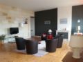 CHARTRONS - Nice apartment overlooking the Garonne ホテル詳細