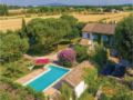 Eight-Bedroom Holiday Home in Caderousse ホテル詳細