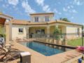 Five-Bedroom Holiday Home in Sorgues ホテル詳細