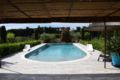 Grande villa avec piscine privative entre St Remy de Provence et Avignon ホテル詳細