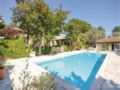 Six-Bedroom Holiday Home in Le Rouret ホテル詳細