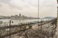 Beautiful view of Danube river, Parliament and Bridge Furnished Suite ホテル詳細
