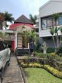 COZY BIG HOUSE near JATIM PARK 1 ホテル詳細