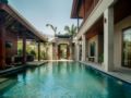 Seminyak 7 Bedrooms, 10 Beds, Great Value ホテル詳細