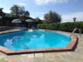 Casale indipendente con piscina e campo da tennis ホテル詳細