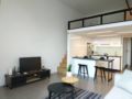 Cozy couple loft. 3 minutes walk to LRT ホテル詳細