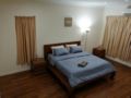 Large King Bed Master Room SemiD House KL 1Utama ホテル詳細