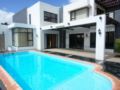 Luxury spacious villa 6 p private pool 2 mn Ocean ホテル詳細