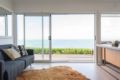 Admire Lovely Sea Views at a Luxury Coastal Home ホテル詳細