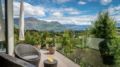 Modern 4 bed home with lake & mountain views. ホテル詳細