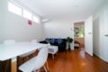 Takapuna Central Spacious & New 1 Bedroom Unit ホテル詳細