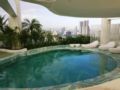 Modern Luxury Lower Penthouse in Mandaluyong ホテル詳細