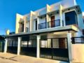 The Pad Townhomes E |4BR modern house near Angeles ホテル詳細