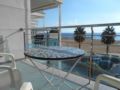 Apartment afoot of beach and view to sea ホテル詳細