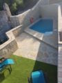 Casas de piedra con piscina 1 ホテル詳細