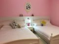 Pink Quadruple Room with Balcony Jacuzzi ホテル詳細