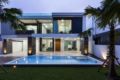 6-Swimming Pool Modern Villa Near Airport ホテル詳細