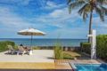Absolute beachfront-villa with private jacuzzi ホテル詳細