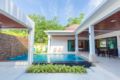 Bright and Quiet Villa with Pool ホテル詳細
