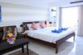 Bright & Modern Couples Retreat w/Amazing Views ホテル詳細