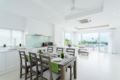 Bright Stylish Villa with Stunning View ホテル詳細