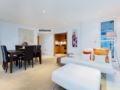 Veeve Sleek River View Apartment Aspect Court Chelsea Harbour Fulham ホテル詳細