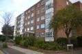 2 Bedroom Apartment in Stratton Court Central Surbiton ホテル詳細