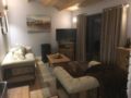 Secret Lodges in Lisvane Cardiff ホテル詳細